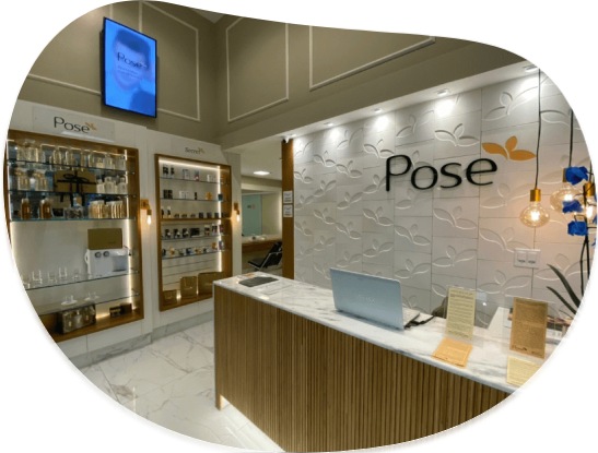 Foto de uma atnedente vendendo um produto para um cliente