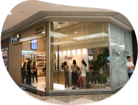 Foto de uma prateleira da Posê Beleza