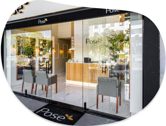 Foto de uma cliente recebendo um serviço de manicure