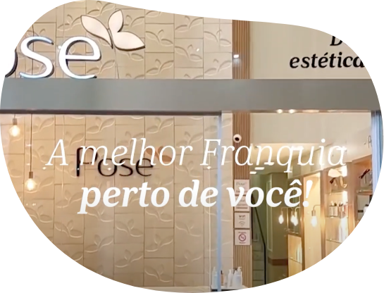 Imagem de uma cliente tendo sua pele depilada em uma sala